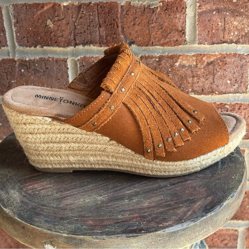 New Minnetonka Quinn Rust Suede Fringe Jute Wedge Sandals Peep Toe Mule Size 8